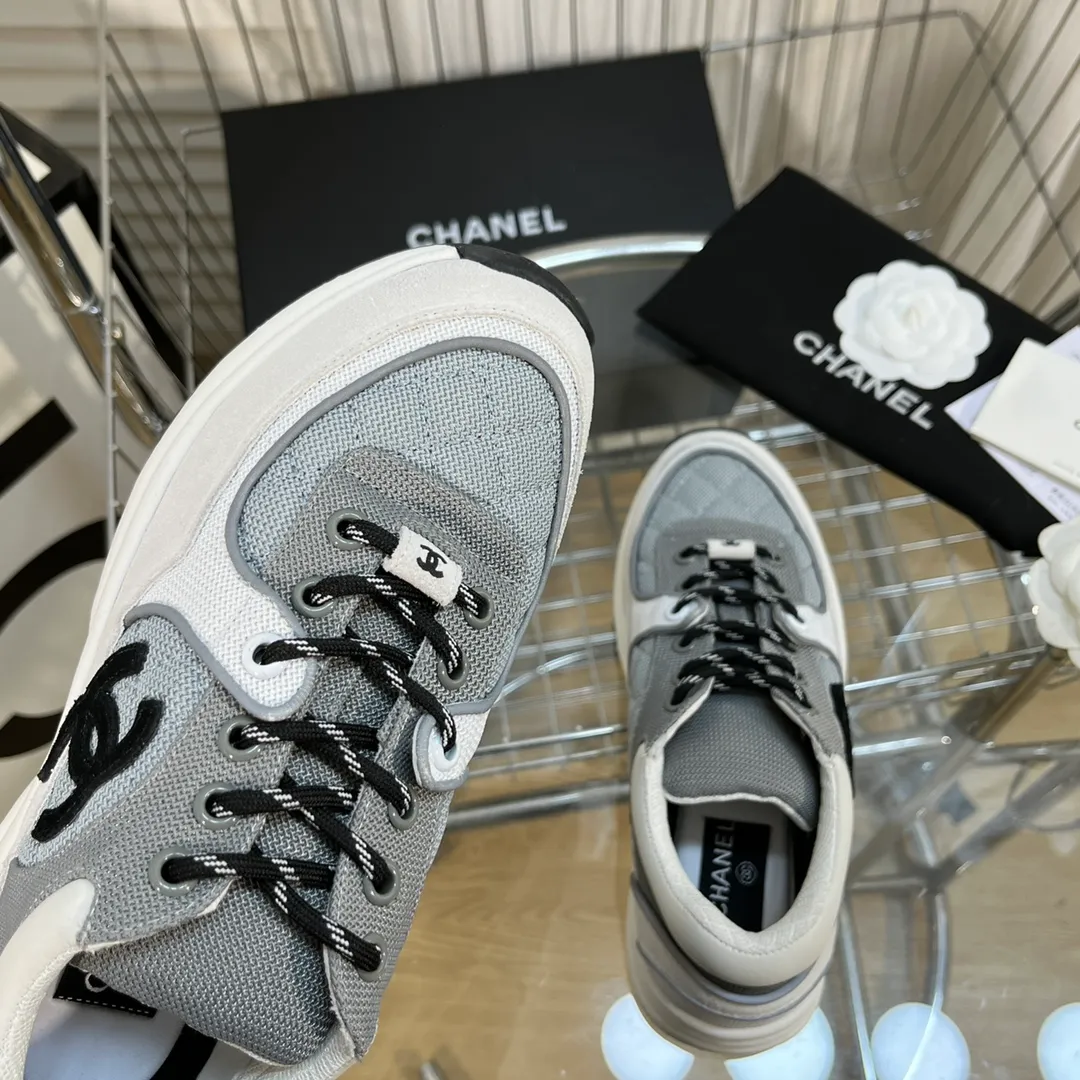 👟👟Ex-factory price 560👟👟 Chanel Chanel - 2022 counter top casual sports shoes This classic design; the upper is electro-embroidered with a variety of techniques; the outsole is fashionable and sporty; it is unusual to incorporate a variety of color matching elements... The diversified mix and match is very good-looking and versatile, casual, fashionable, sports and outdoor can be taken into account... ꫛꫀꪝ Go➫ Material: ❶Upper is made of: Original imported high mercerized smooth cow suede + electric embroidery technology + imported breathable mesh ❷Inner use: original imported breathable mesh ❸Outsole based on: original TPU combination outsole Counter boutique packaging complete set for women 35–42 men 38–46